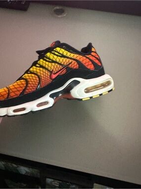 Nike Men's Air Max Plus Gradient Orange Yellow Black Athletic Shoes